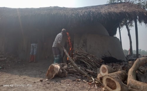 অবৈধভাবে কাঠ পোড়ানো বন্ধের দাবি এলাকাবাসীর
