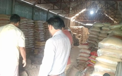 কুড়িগ্রাম জেলার রৌমারী উপজেলায় খাদ্যবান্ধব চাল নিয়ে চালবাজি, গোডাউন সিলগালা