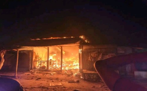 বৈদ্যুতিক শর্টসার্কিটে সুবর্ণচরে ভয়াবহ আগুন: দুটি দোকান পুড়ে ছাই