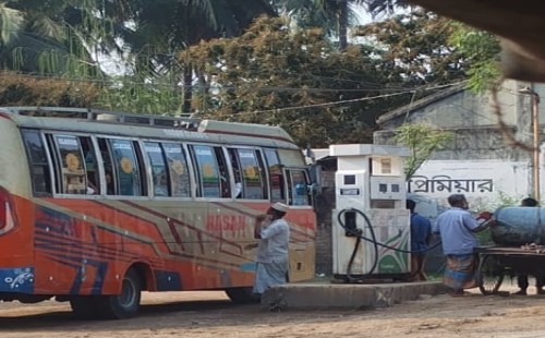 তেল-গ্যাসে কৃত্রিম সংকট, বাড়তি দামে বিক্রি; সিন্ডিকেটের কবলে ক্রেতারা