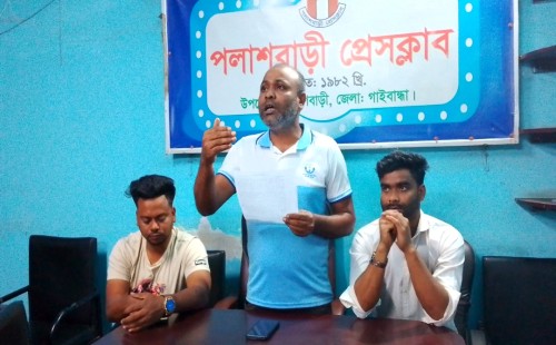 পলাশবাড়ীতে মাদক সেবনে বাঁধা দেওয়ায় মারপিট ও টাকা ছিনতাইয়ের অভিযোগে সংবাদ সম্মেলন